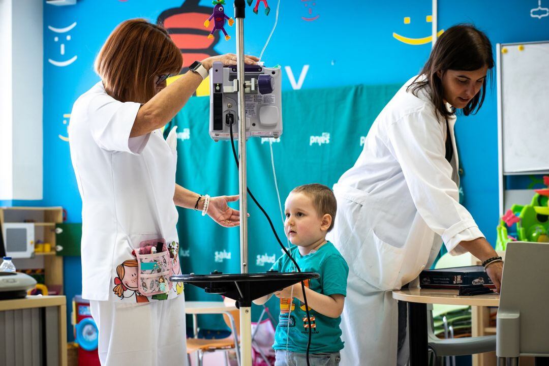 Un niño de Aspanoa recibe asistencia sanitaria en el aula hospitalaria del Hospital Infantil del Miguel Servet de Zaragoza  