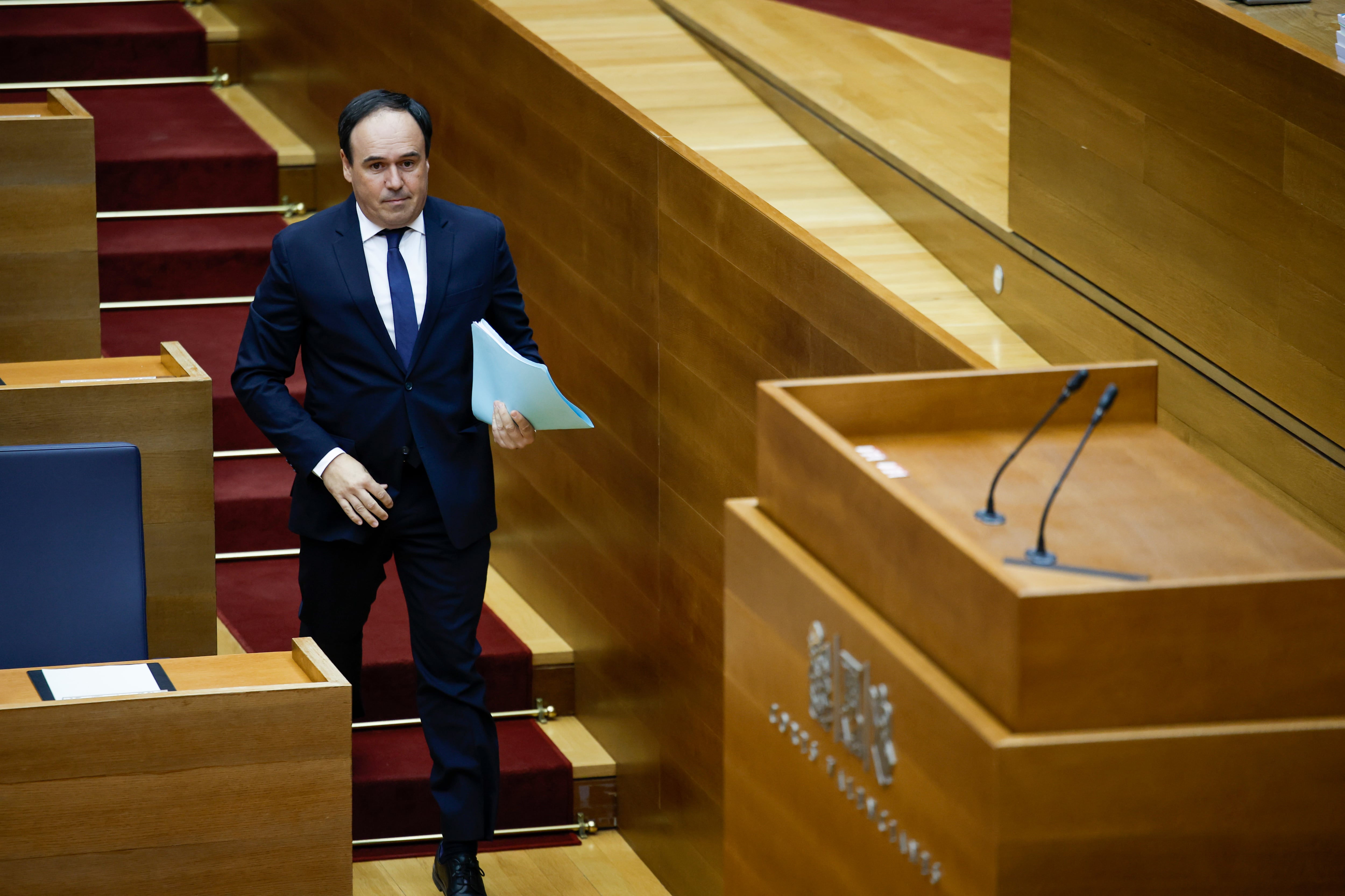GRAFCVA920. VALENCIA, 27/11/2025.- El candidato del PP, Juanfran Pérez Llorca, durante el pleno celebrado este jueves para investirlo como nuevo president de la Generalitat en sustitución de Carlos Mazón, que dimitió el pasado 3 de noviembre. EFE/Biel Aliño
