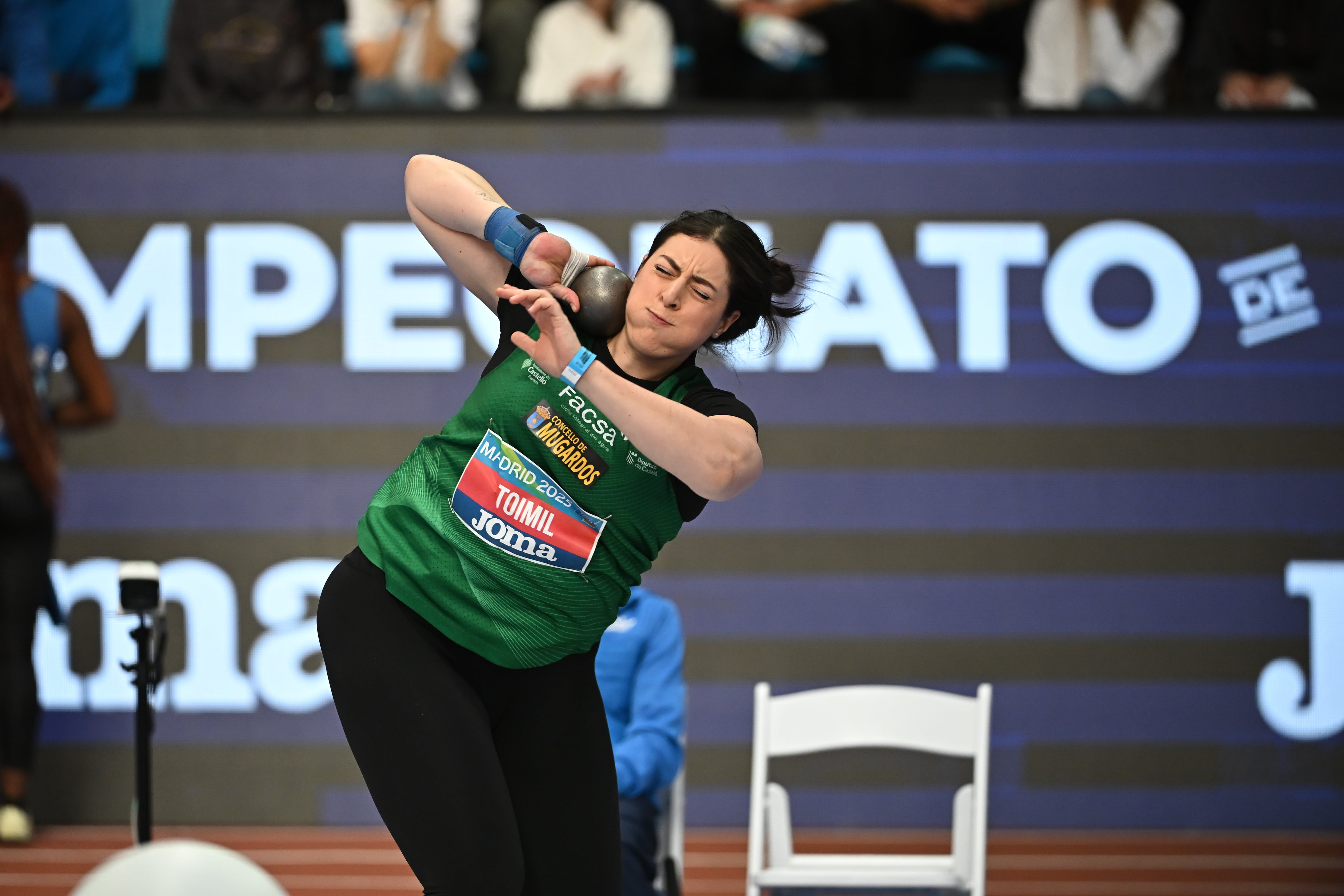 Imagen de archivo de la atleta Belén Toimil en la final de lanzamiento de peso de los Campeonatos de España en pista cubierta, disputados en Madrid (foto: Sergio Pérez / EFE)