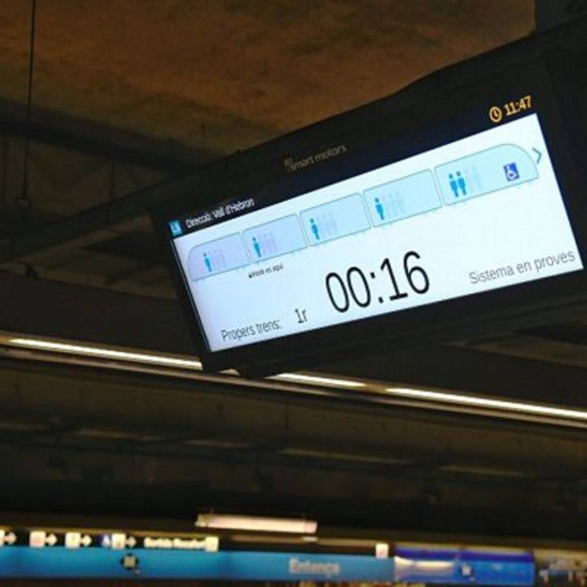 El metro ja informa a les andanes de com van de plens els vagons