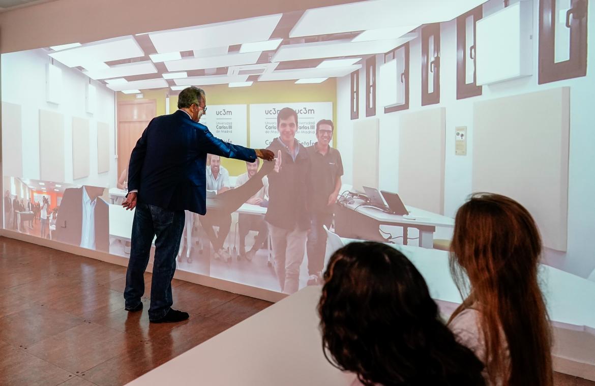 El consejero de Educación y Universidades de la Comunidad de Madrid visita las aulas de telepresencia de la UC3M en Leganés.