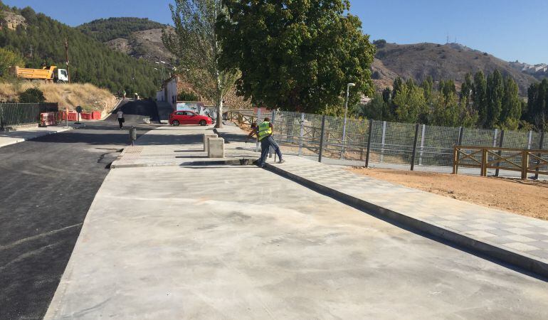 Así ha quedado el entorno de la pasarela en la calle Presa Cerdán