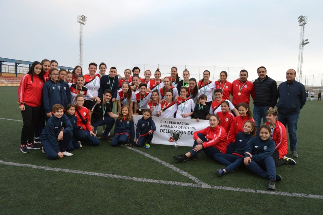 Las campeonas posan en el Complejo Deportivo de La Cañada.