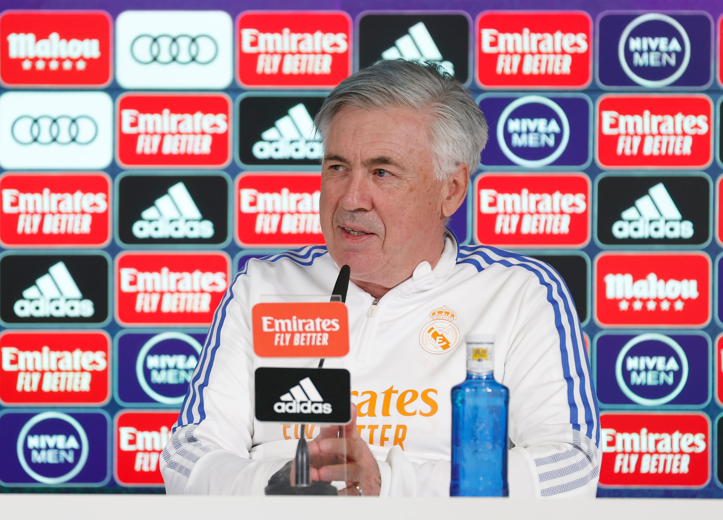 El técnico italiano Carlo Ancelotti ofrece una rueda de prensa tras el entrenamiento del Real Madrid