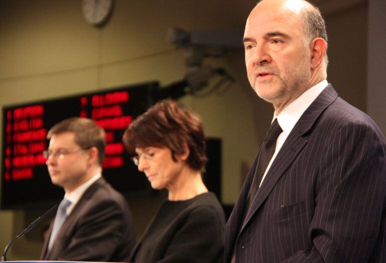 Los eurocomisarios Valdis Dombrovskis, Marianne Thyssen y Pierre Moscovici