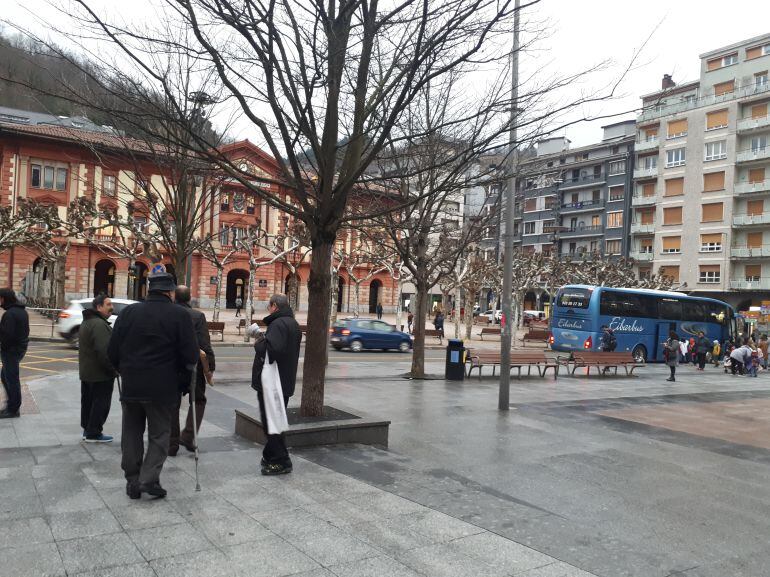 Imagen de la plaza de Unzaga, con el Ayuntamiento al fondo