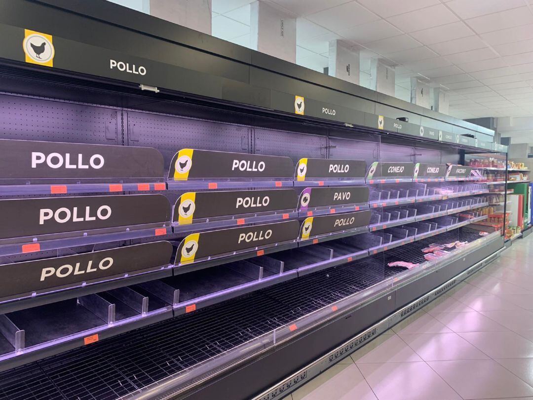 Imagen que mostraba a última hora de este lunes un conocido supermercado de Palencia