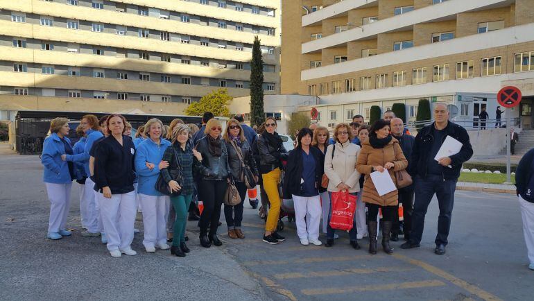 Concentración de trabajadores de CLECE en Granada del servicio de limpieza de los hospitales