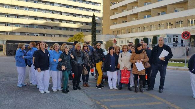 Concentración de trabajadores de CLECE en Granada del servicio de limpieza de los hospitales