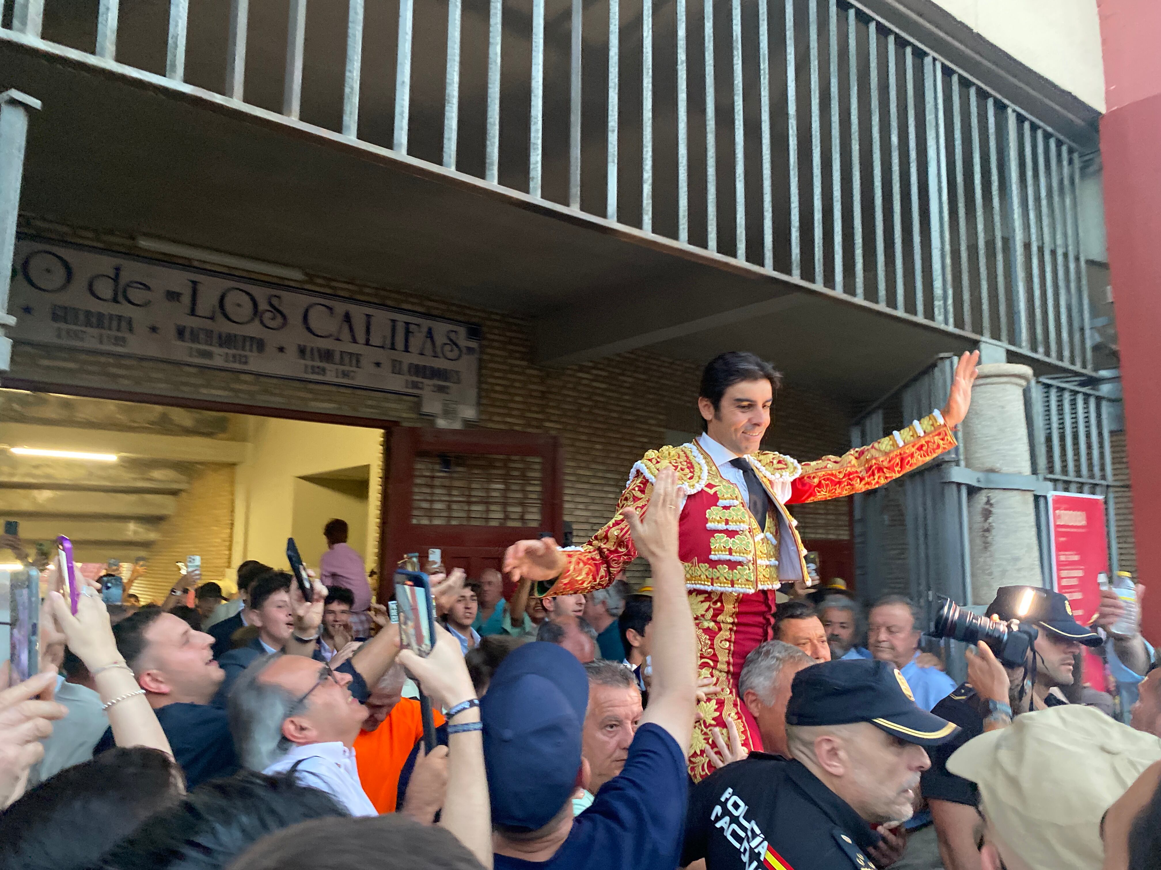 Miguel Ángel Perera a hombros en Córdoba.