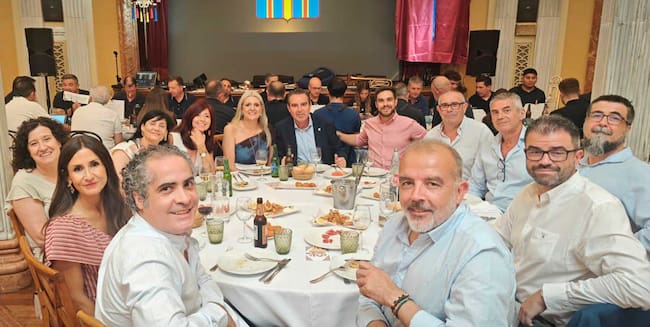 Taula presidencial de l'acte amb la presència del regidor de Festes, Jordi Martínez, el vicepresident primer de l'ASJ, Tomás Cantó, i la resta de càrrecs amb les seues favorites, acompanyant a Nacho López i la seua dona i favorita