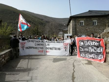 Manifestación en primavera en el Bierzo Oeste contra los macroparques eólicos