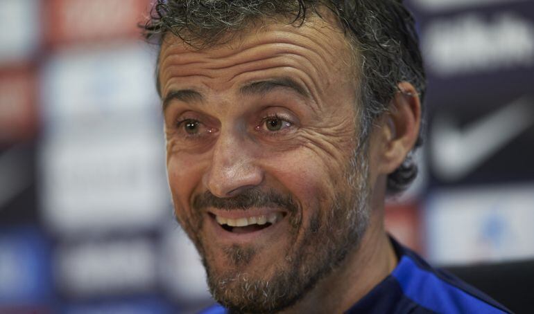 Luis Enrique sonríe durante un instante de la rueda de prensa