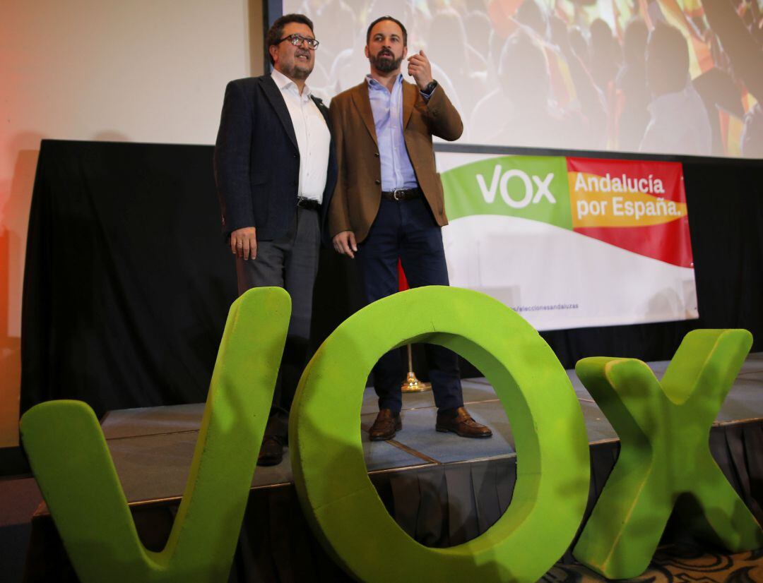 Los dirigentes de Vox Francisco Serrano y Santiago Abascal.