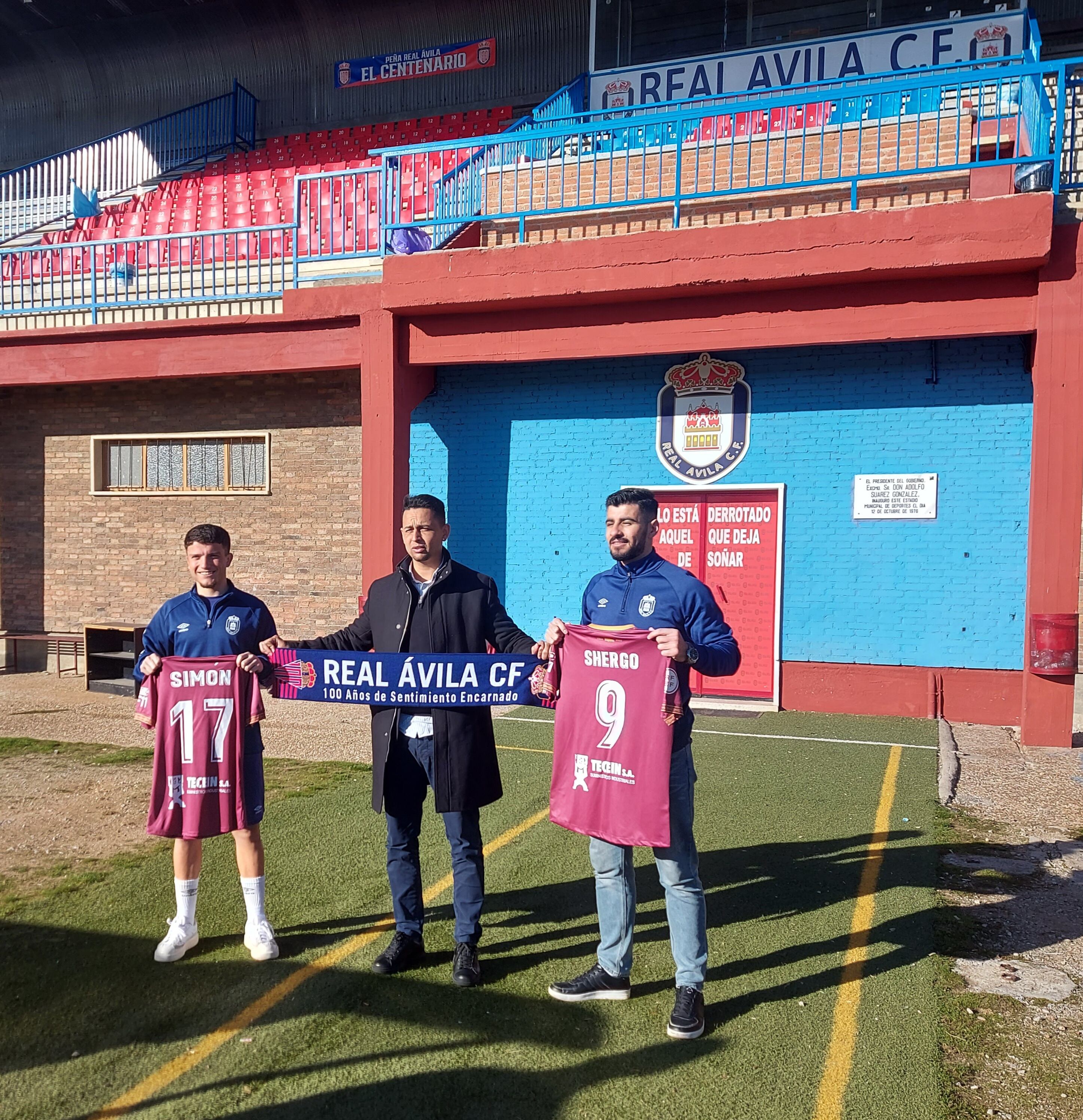 Carrero y Shhab, flanqueando al director deportivo del Real Ávila, Joan Farías