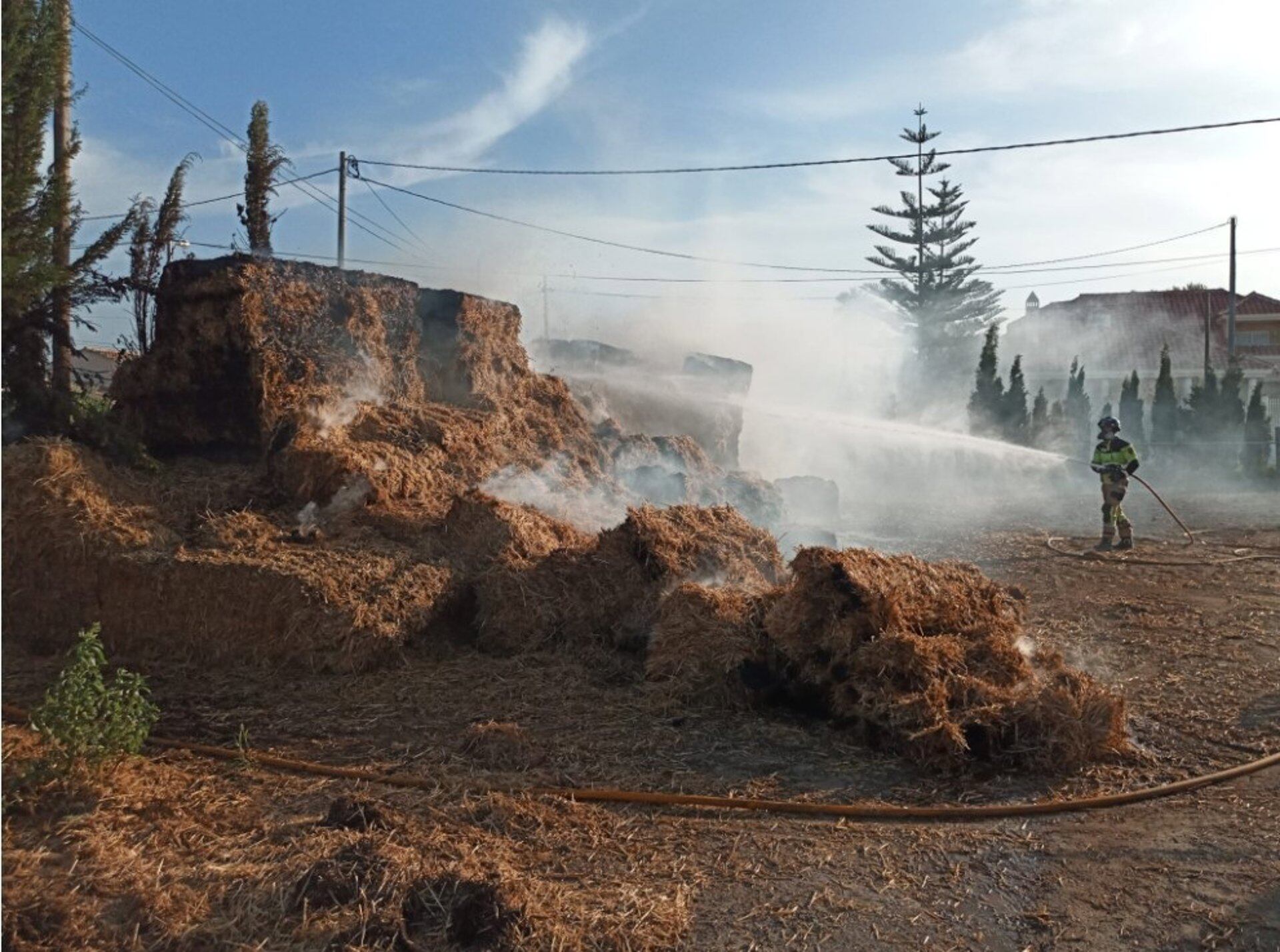 Los bomberos apagan un incendio en un solar con caballos y balas de paja en Lorca.
