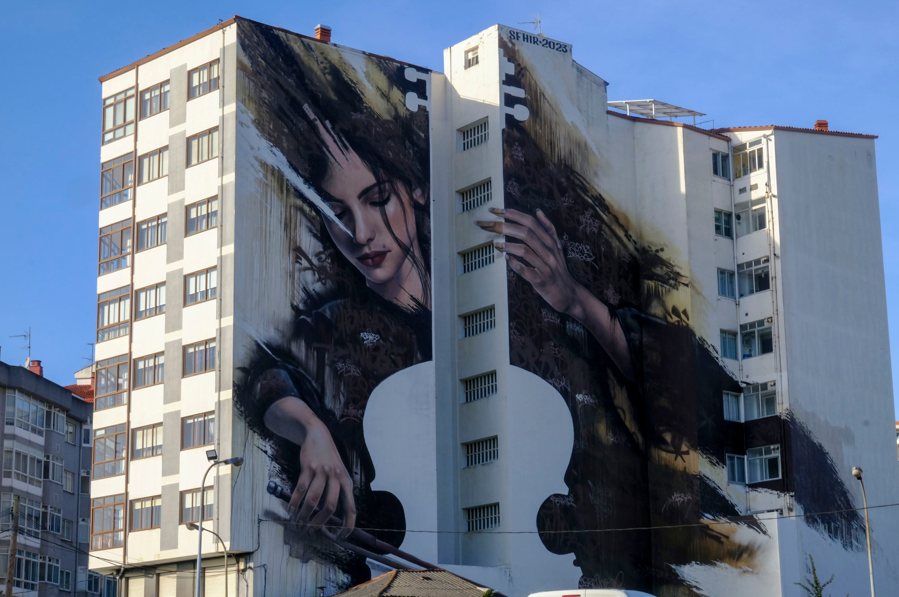 Fotografía del mural del artista madrileño Sfhir en Fene, nombrado como el mejor del mundo por la plataforma Street Art Cities tras ser realizado en agosto de 2023 durante la primera edición del Perla Mural Fest. EFE/ Kiko Delgado.