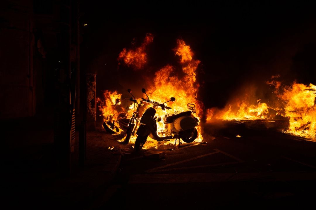 Incendio provocado por los manifestantes que apoyan a Pablo Hasel durante los disturbios en Barcelona del 17 de febrero de 2021. 