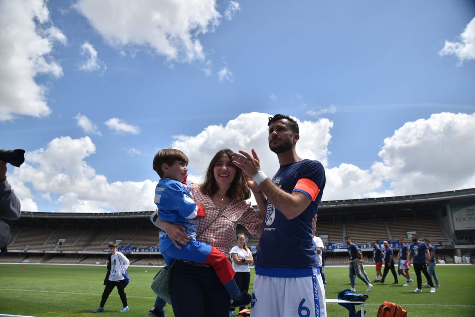 Álex Colorado con su familia en su último partido en Chapín