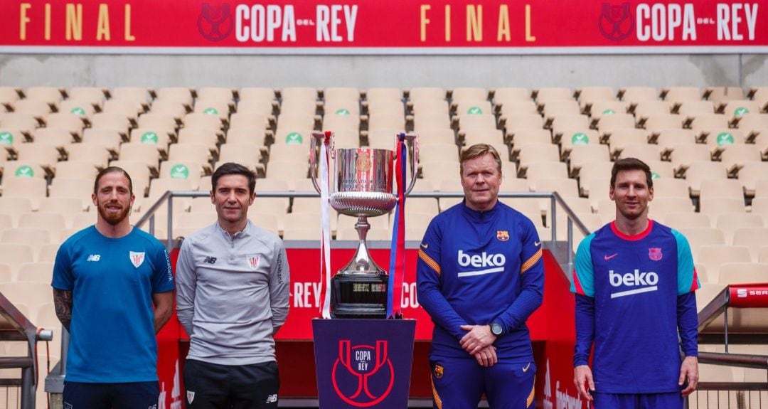 Posado antes de la final de la Copa del Rey 2021 entre Athletic Club y FC Barcelona. De izquierda a derech: Iker Munian y Marcelino García Toral (capitán y entrenador del Athletic), Ronald Koeman y Leo Messi (entrenador y capitán del FC Barcelona)