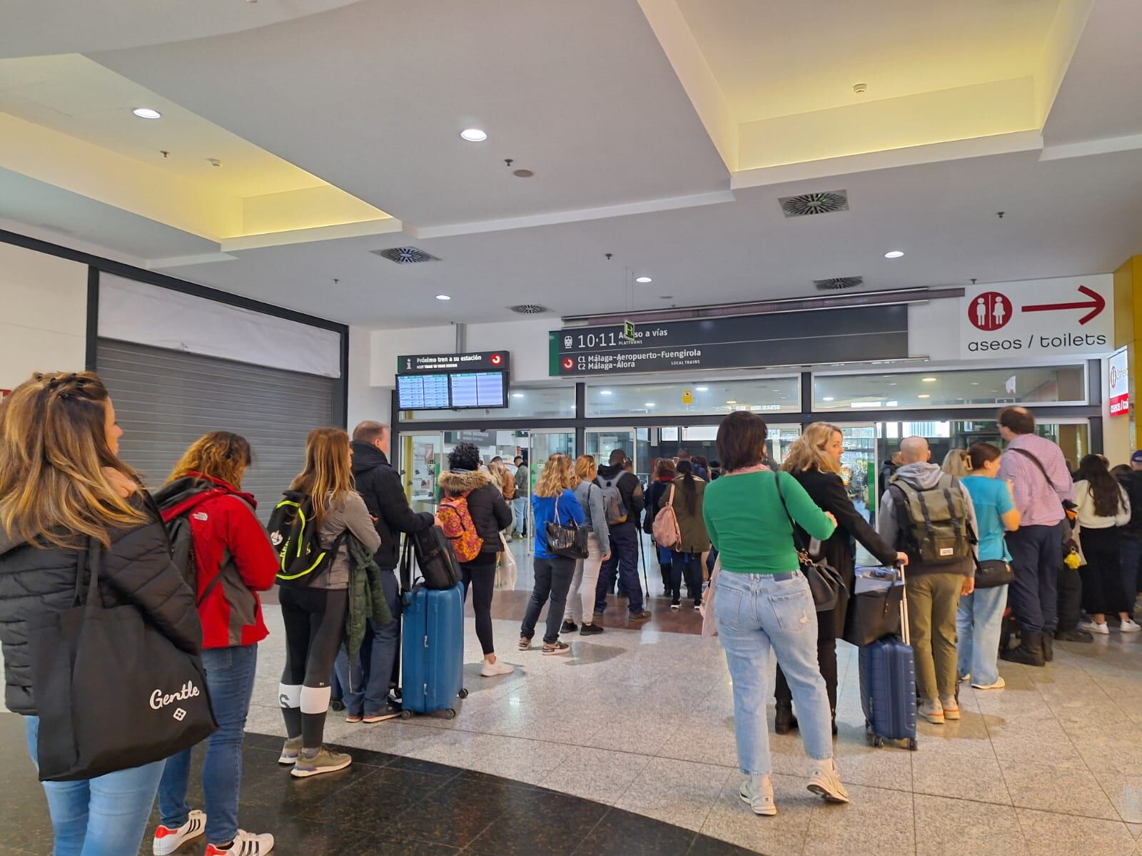 Colas este martes ante las taquillas de Renfe en la estación central de Málaga