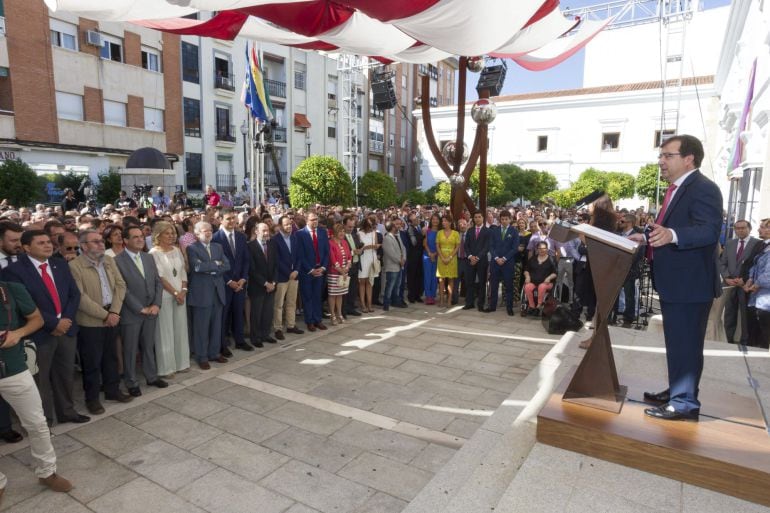 El socialista Guillermo Fernández Vara, durante su intervención en el acto de toma de posesión como presidente de la Junta de Extremadura al que han asisitido, entre otros, la ministra de Trabajo, Fátima Báñez, el secretario general del PSOE, Pedro Sánchez, y el de UGT, Cándido Méndez.