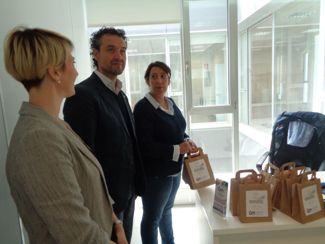 Sara Miguel (al fondo) muestra su despacho a Enrique García y Cristina Martín