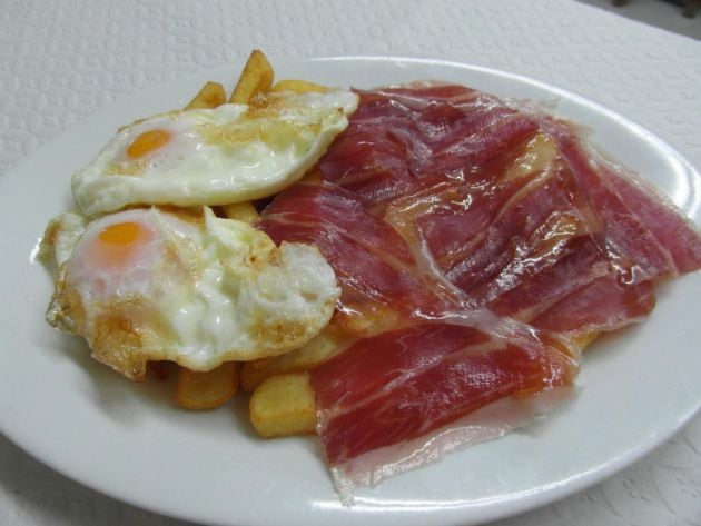 Huevos con patatas y jamón de Venta Cecilia