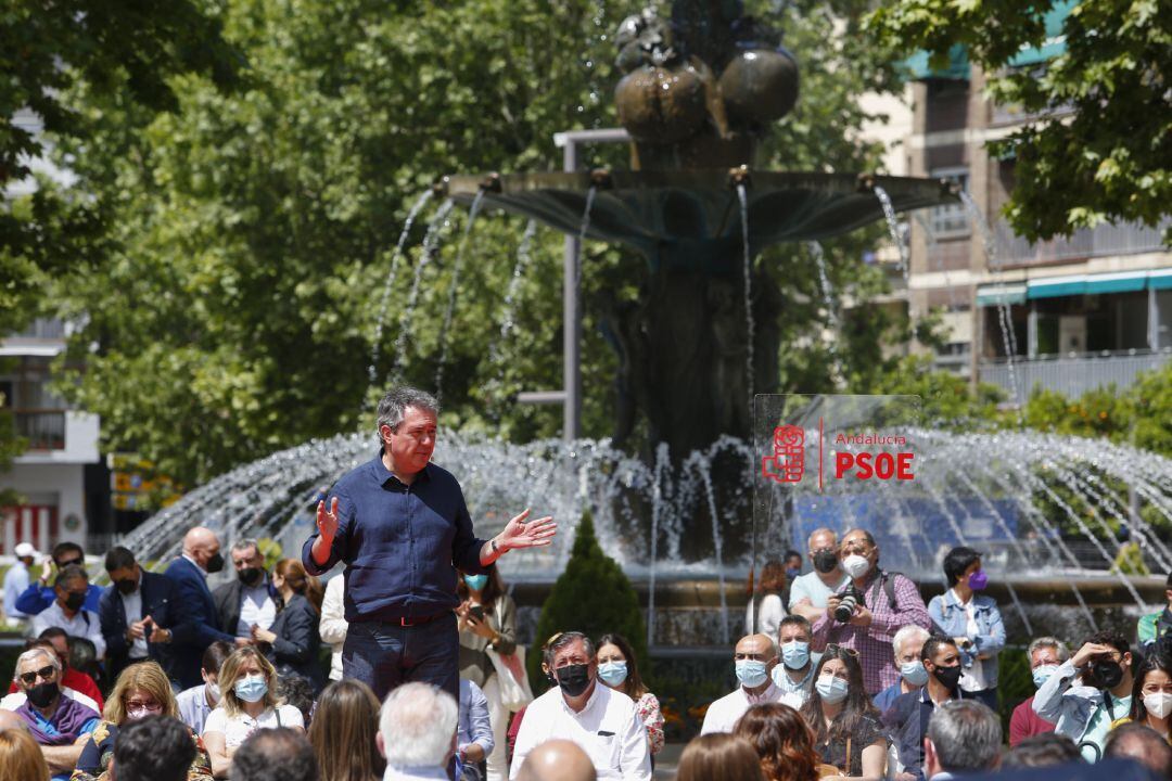 El alcalde de Sevilla, Juan Espadas (C),  en el  acto de presentación de su candidatura para las primarias del PSOE-A,  a 09 de mayo del 2021 en el Paseo del Salon de Granada.