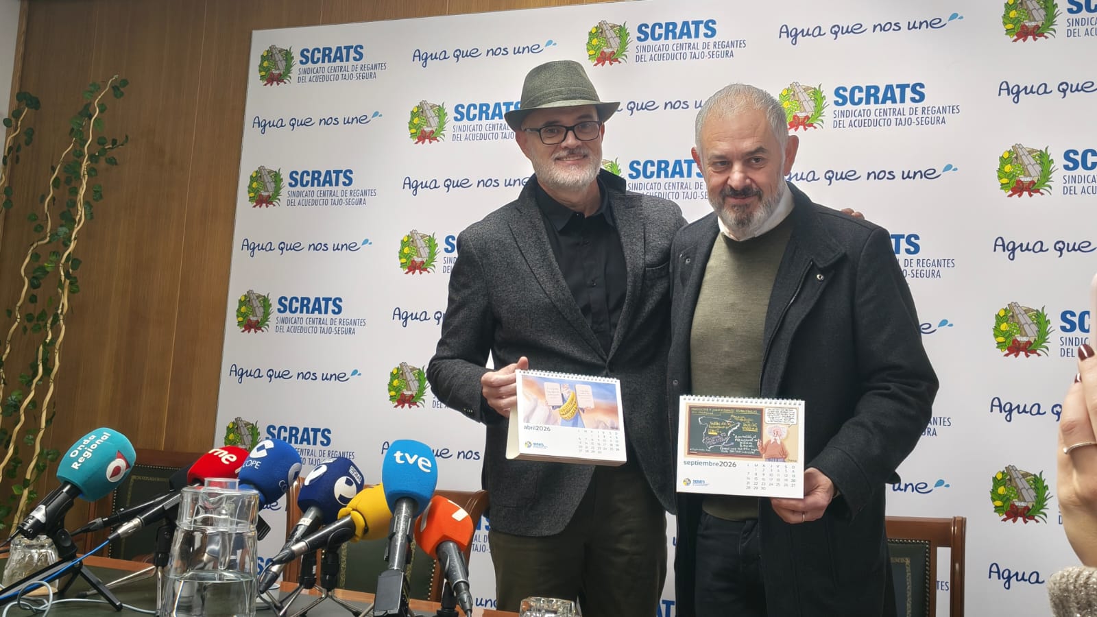 El presidente del Sindicato Central de Regantes del Acueducto Tajo-Segura (Scrats), Lucas Jiménez, junto al humorista gráfico Puebla