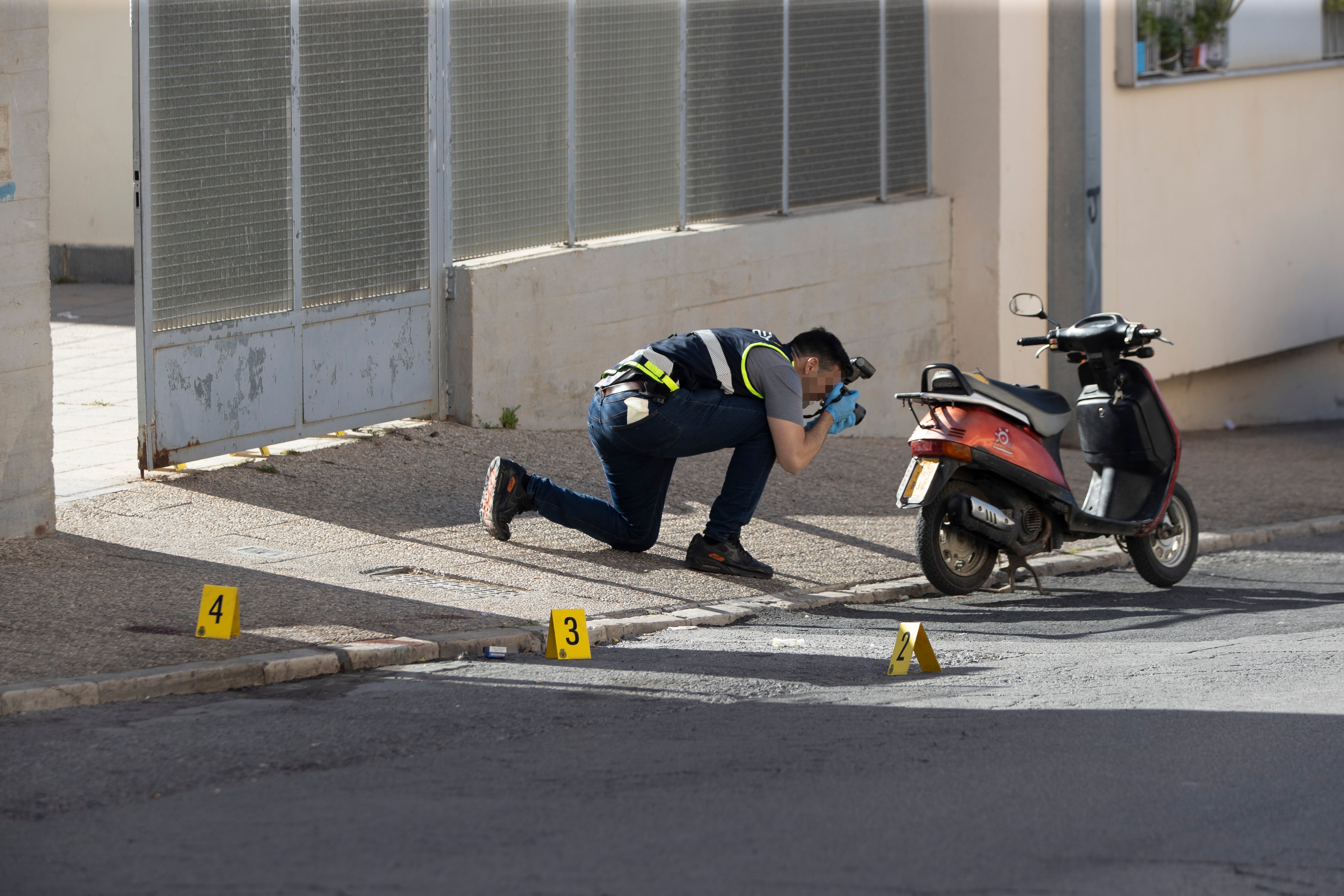 MA01. ANTEQUERA (MÁLAGA), 06/05/2024.- Un agente de la Policía Científica en el lugar donde han resultado heridas un total de siete personas con distintos niveles de gravedad durante el tiroteo entre clanes rivales que se ha producido este lunes en la localidad malagueña de Antequera.EFE/Jorge Zapata
