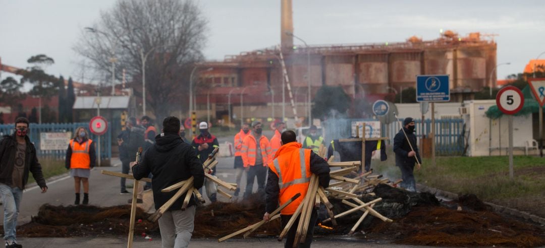 Trabajadores de Alcoa San Cibrao celebran la anulación del TSXG del ERE de la empresa 