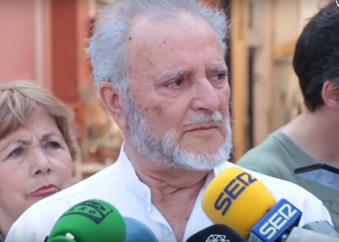 Julio Anguita en un acto de apoyo a la candidatura de Unidas Podemos por Córdoba en la Plaza de la Corredera