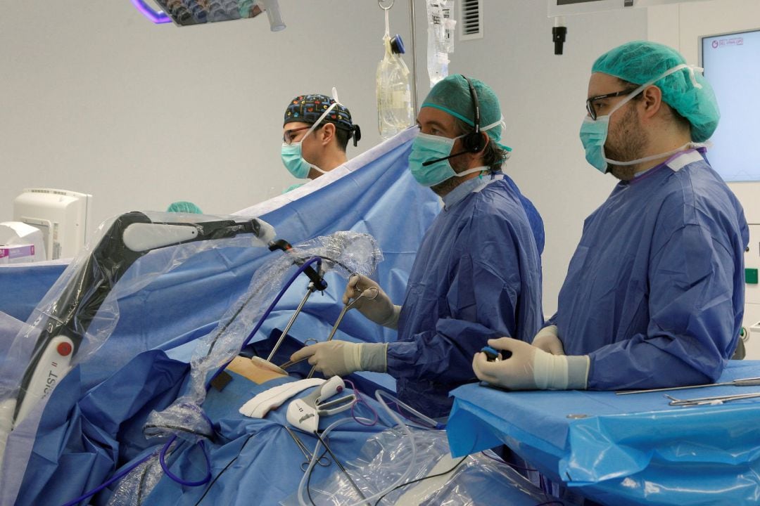 Un grupo de cirujanos opera a un paciente en un hospital español. 