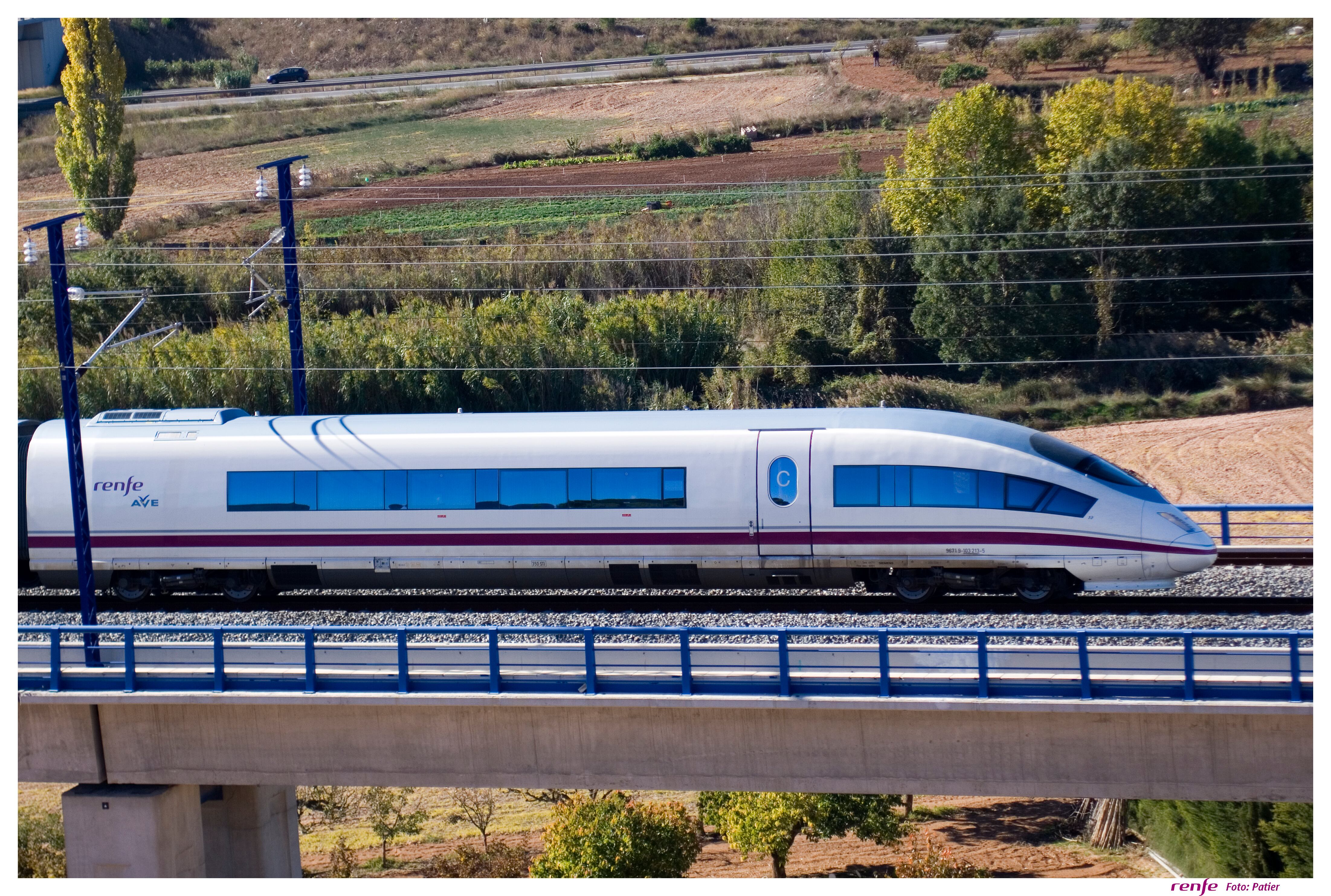 Un AVE en una foto promocional