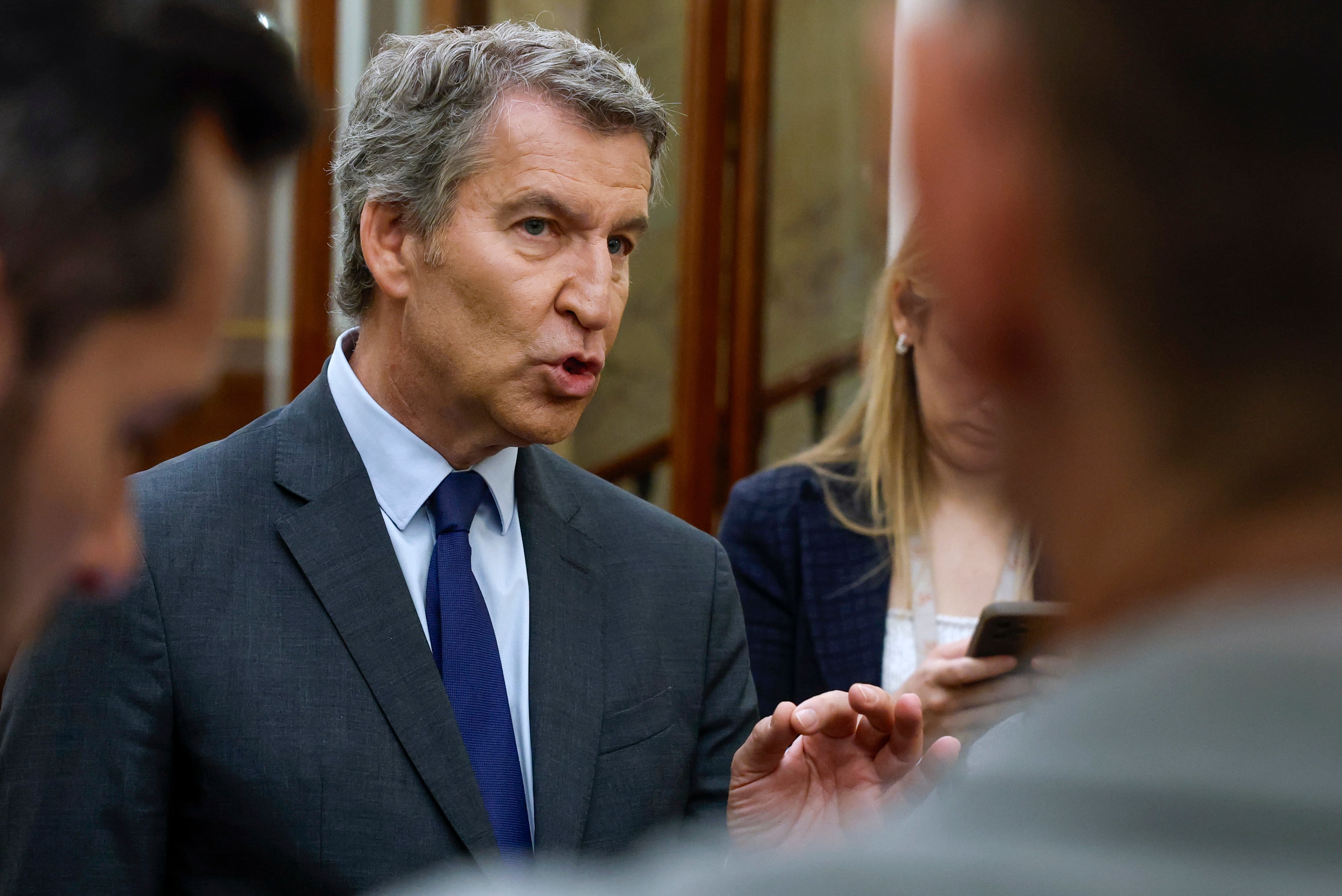 El líder del PP, Alberto Núñez Feijóo atiende a los medios tras la sesión de control al Gobierno celebrada este miércoles en el Congreso