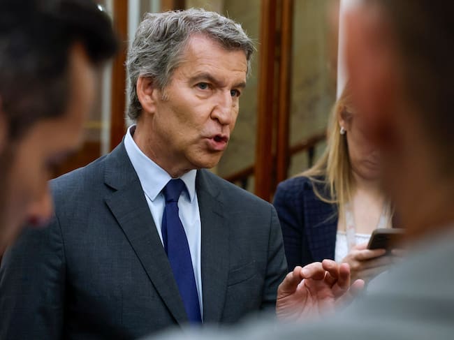 El líder del PP, Alberto Núñez Feijóo atiende a los medios tras la sesión de control al Gobierno celebrada este miércoles en el Congreso