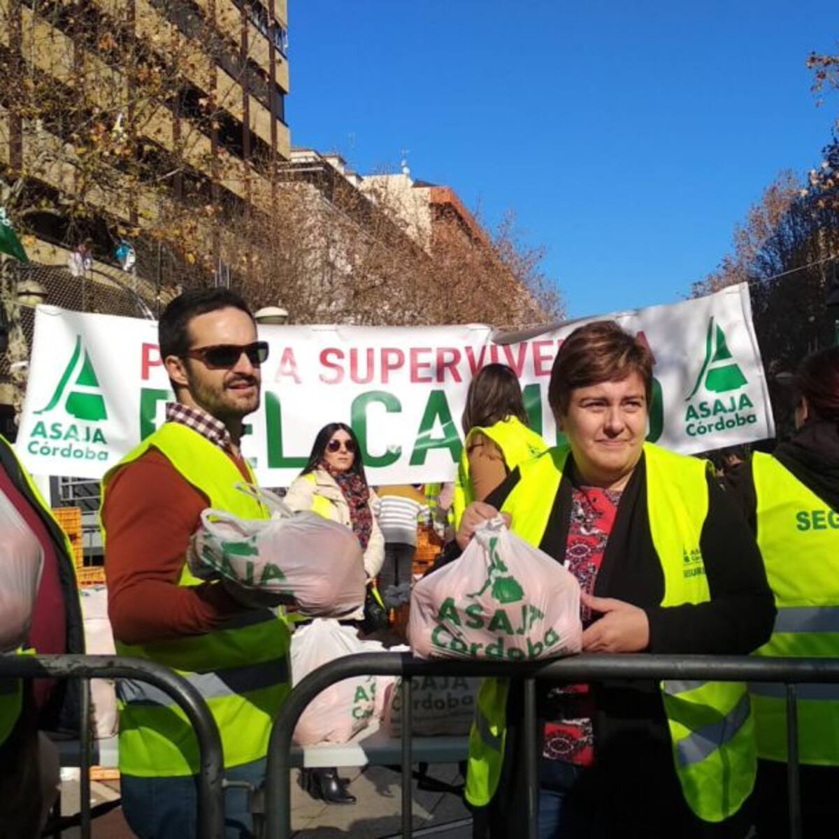 Reparten más de 6.000 kilos de naranjas en protesta por los bajos precios