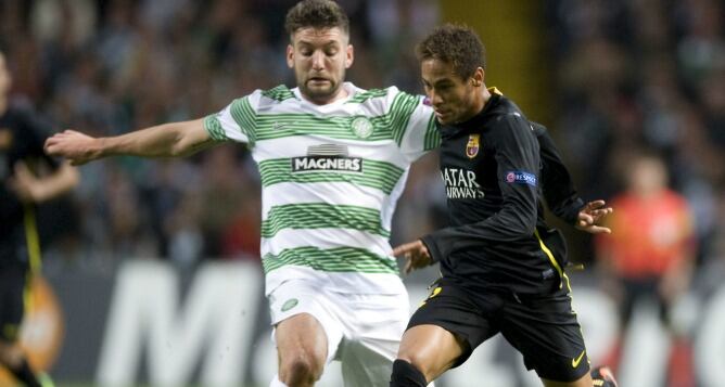 Charlie Mulgrew pelea por el control del balón con el delantero brasileño Neymar.