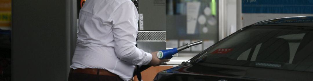 Un hombre echa gasolina a su coche en una gasolinera