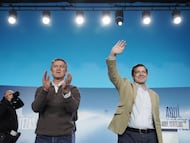El presidente del PP, Alberto Núñez Feijóo, y el candidato a la reelección al frente de la Junta, Alfonso Fernández Mañueco, desarrollan un acto en Ávila durante la segunda jornada de la campaña electoral