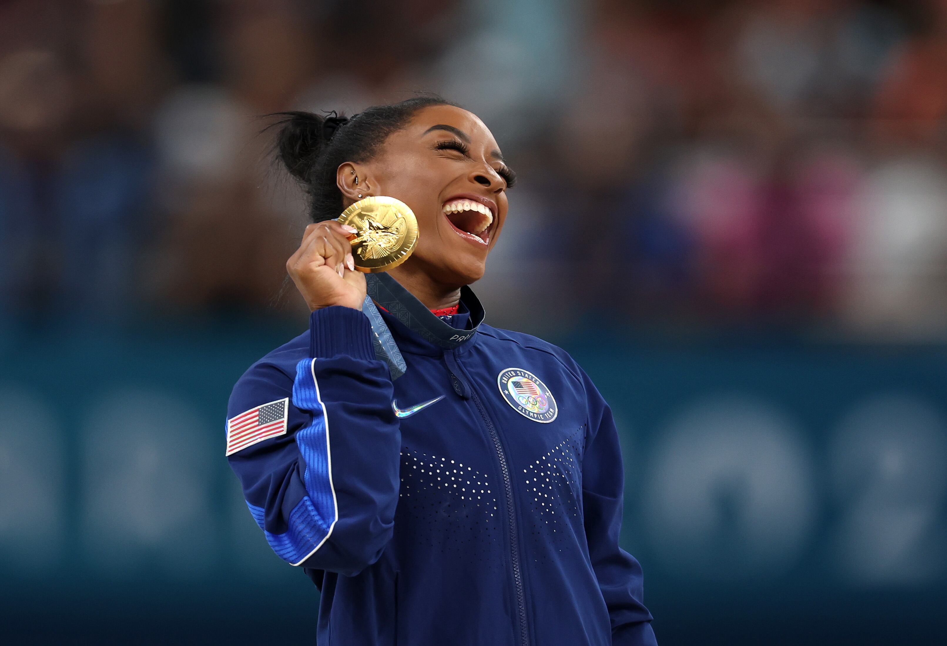 Simone Biles posa con la medalla de oro conseguida este sábado en los Juegos Olímpicos de París