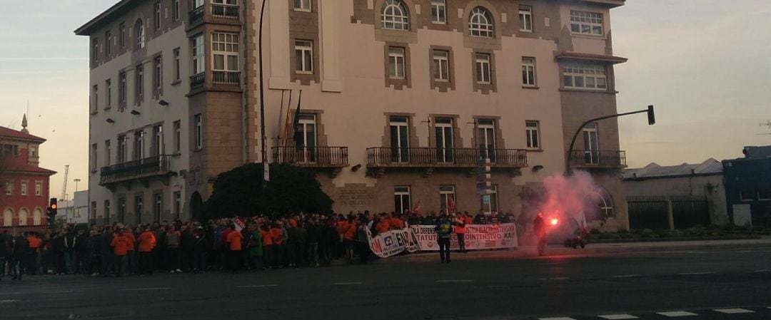 Concentración de trabajadores ante la Delegación del Gobierno