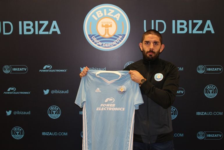 Diego Bardanca con la camiseta de la UD Ibiza