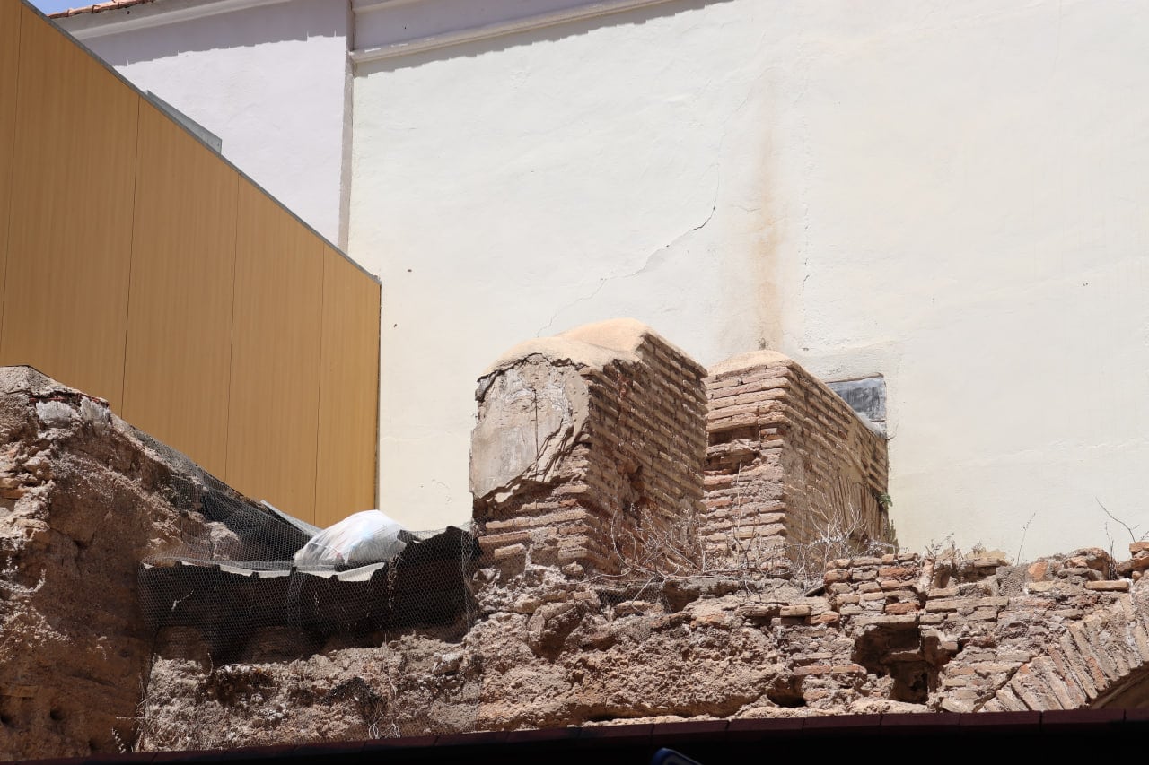 Detalle mal estado de la muralla medieval de Murcia en el barrio de Santa Eulalia -