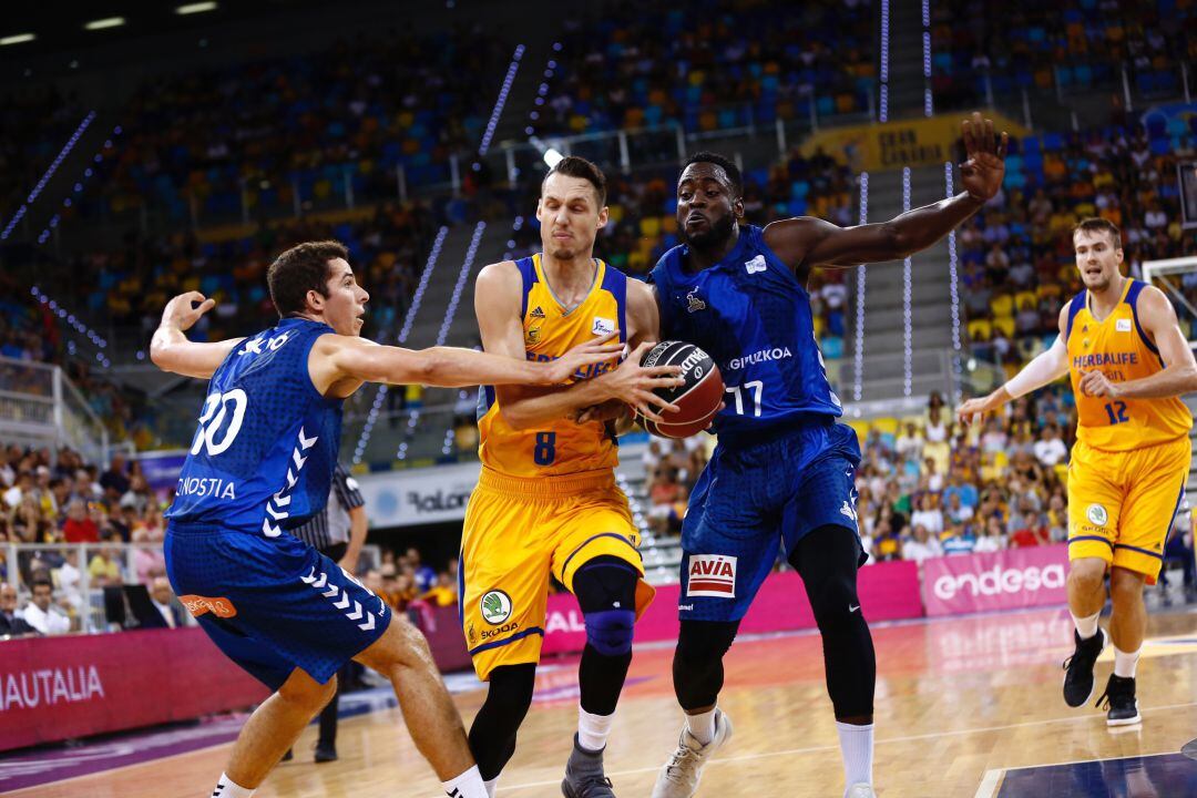 Salvó trata de parar un ataque del Gran Canaria