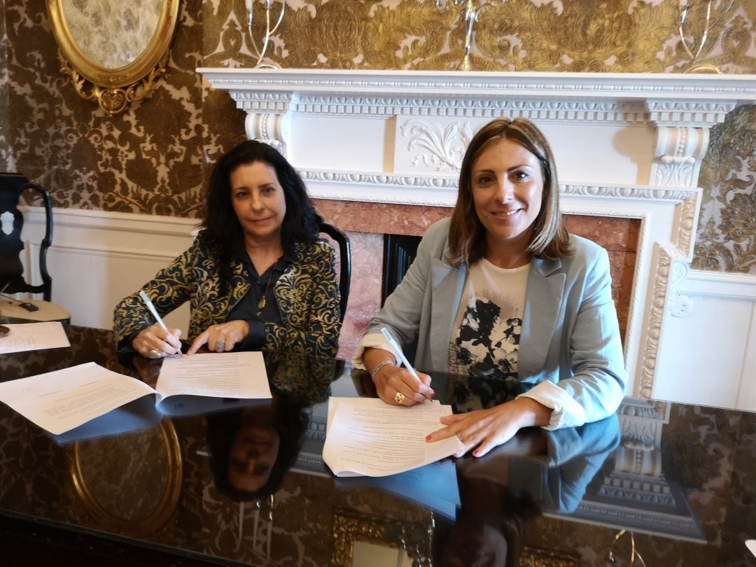 A la Izquierda Josefa Valle (APR), a la derecha, Mari Paz Fernández (PP)