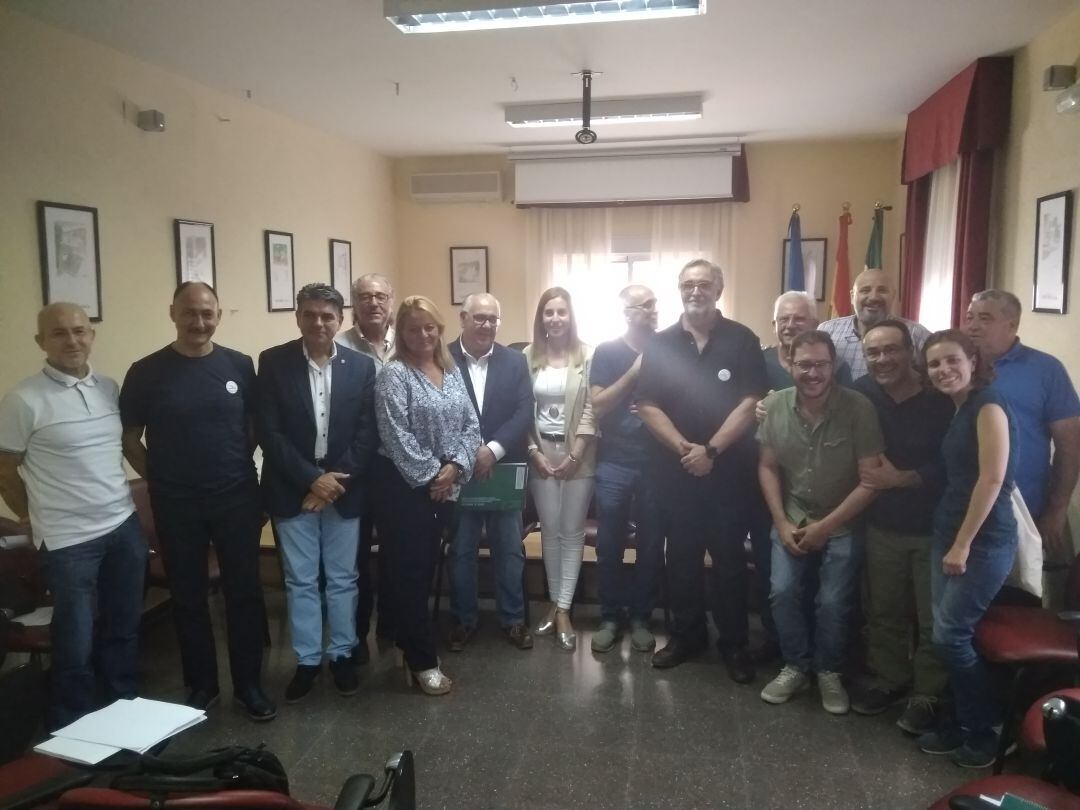 Representantes de las plataformas en defensa del ferrocarril de Jaén, Almería y Granada, con autoridades políticas, en el salón de plenos del Ayuntamiento de la Estación de Linares-Baeza.