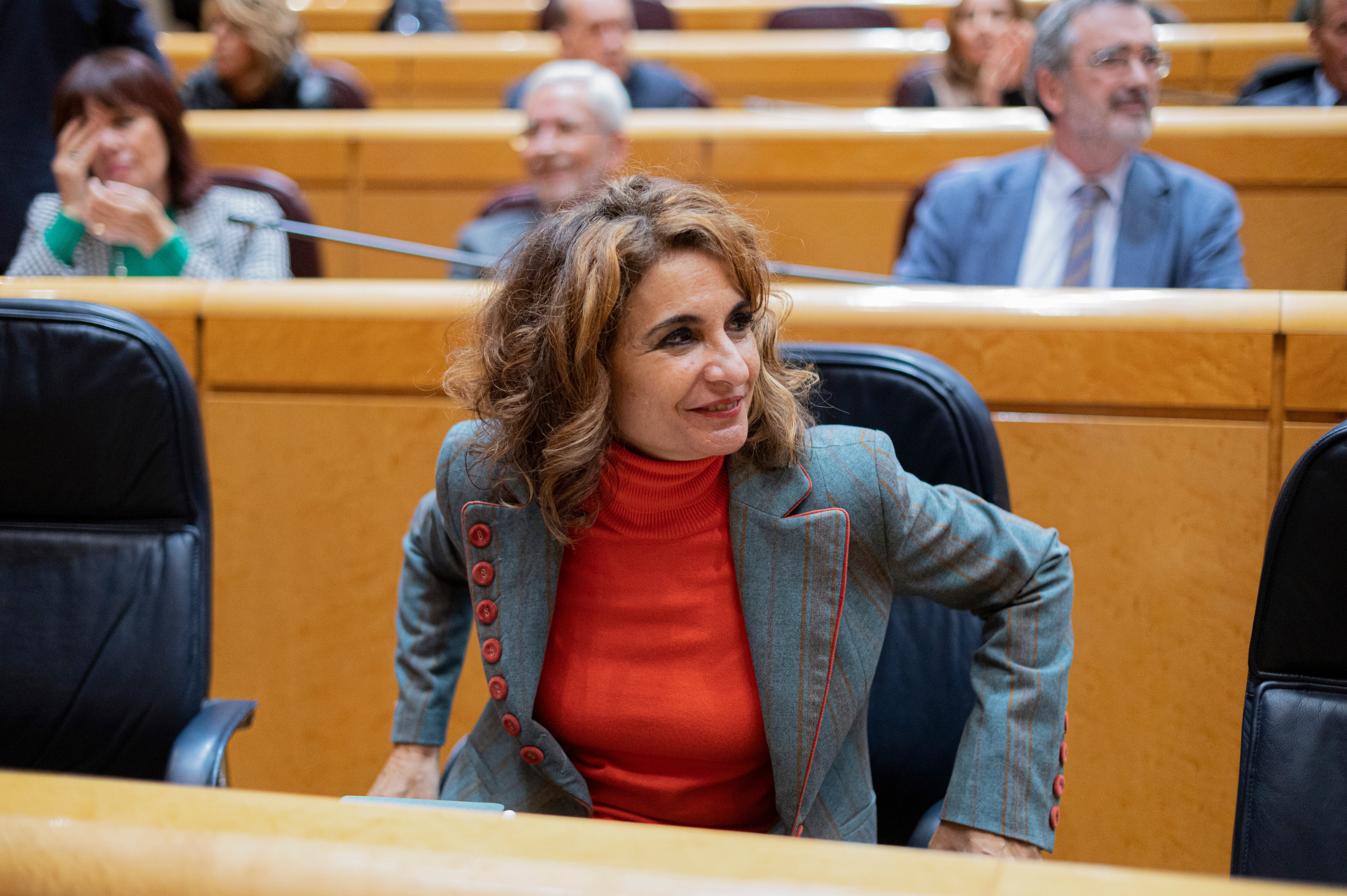 La ministra de Hacienda, María Jesús Montero, en el pleno del Senado