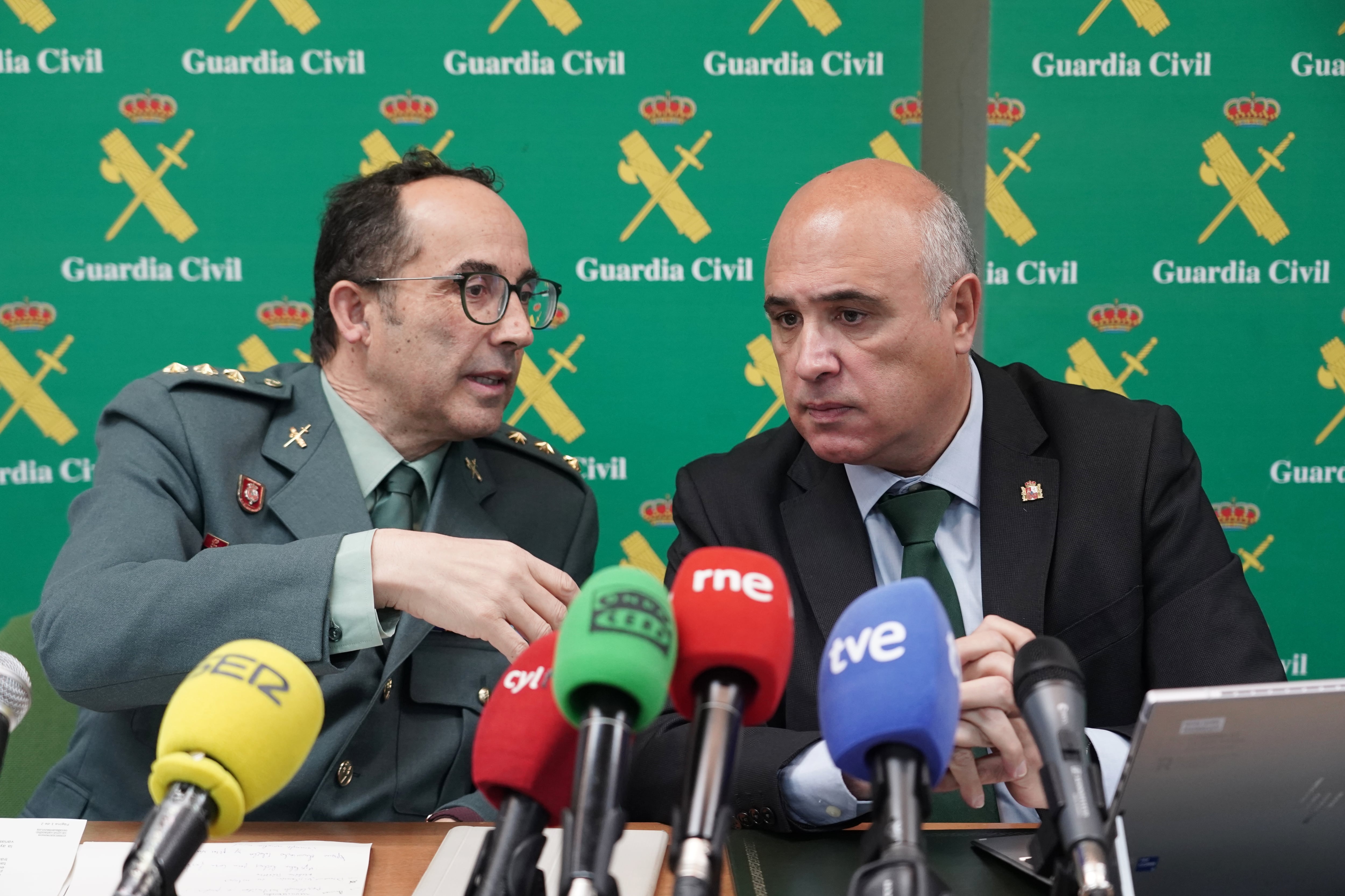 El subdelegado del Gobierno en Valladolid, Jacinto Canales, y el coronel jefe de la Comandancia de la Guardia Civil de Valladolid, Manuel Velarde, informan sobre los resultados de una operación antidroga que ha permitido desmantelar un punto de venta.